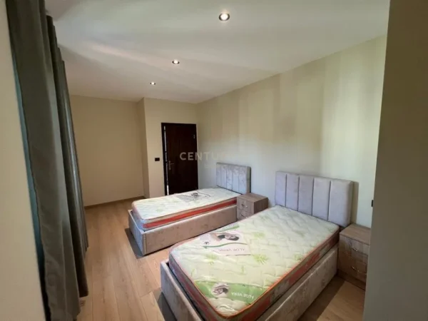 Tirane, jepet me qera apartament 2+1 Kati 3, 95 m² 600 € (Vilat Amerikane)