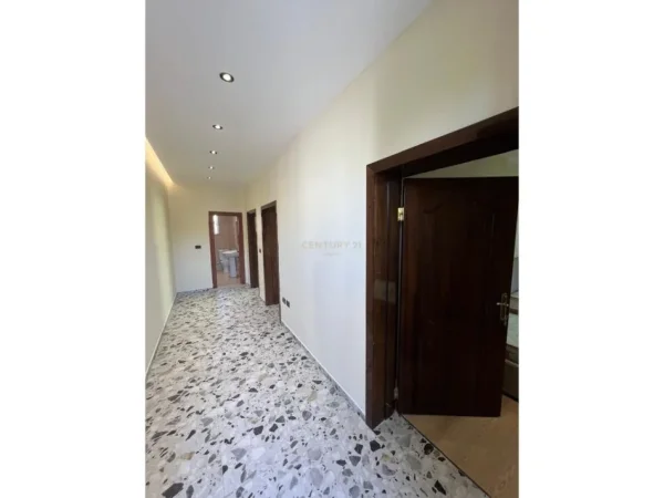 Tirane, jepet me qera apartament 2+1 Kati 3, 95 m² 600 € (Vilat Amerikane)