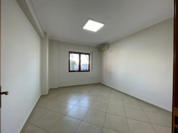 Tirane, jepet me qera ambjent biznesi Kati 2, 106 m² (RRUGA E KAVAJES, PRANE KISHES ORTODOKSE)