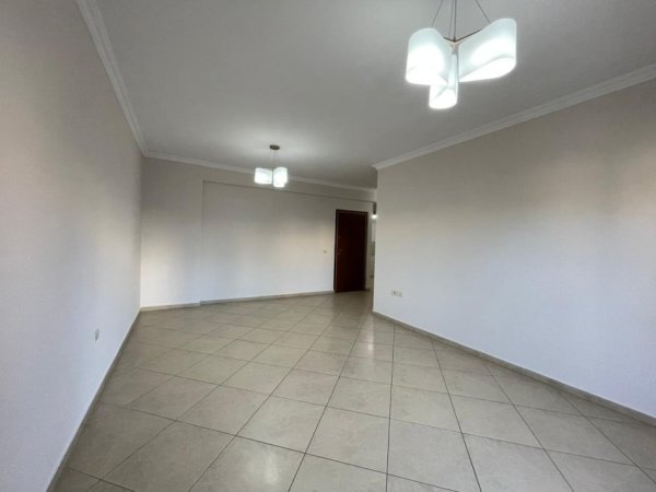 Tirane, jepet me qera ambjent biznesi Kati 2, 106 m² (RRUGA E KAVAJES, PRANE KISHES ORTODOKSE)