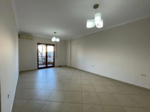 Tirane, jepet me qera ambjent biznesi Kati 2, 106 m² (RRUGA E KAVAJES, PRANE KISHES ORTODOKSE)