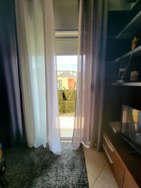 Tirane, jepet me qera apartament 1+1+Ballkon Kati 3, 70 m² 520 € (ALI DEMI)