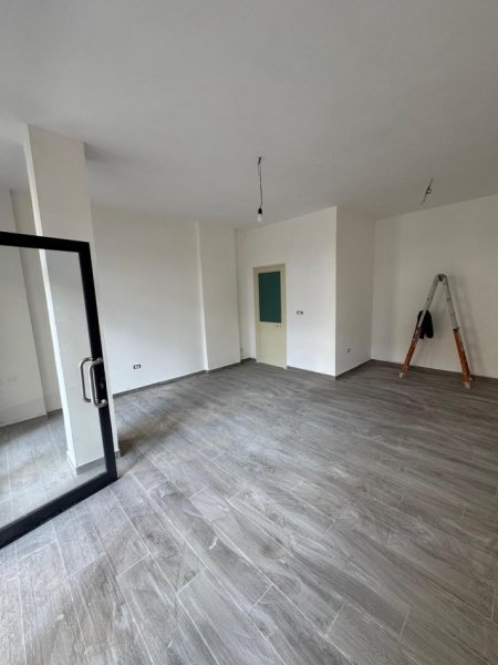 Tirane, jepet me qera dyqan Kati 0, 32 m² 500 € (STADIUMI DINAMO)