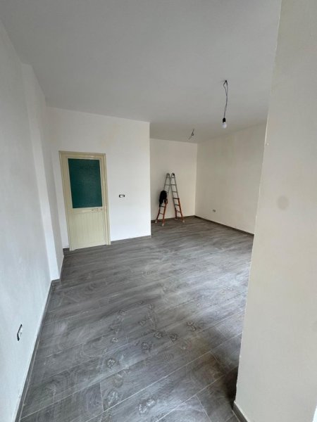 Tirane, jepet me qera dyqan Kati 0, 32 m² 500 € (STADIUMI DINAMO)