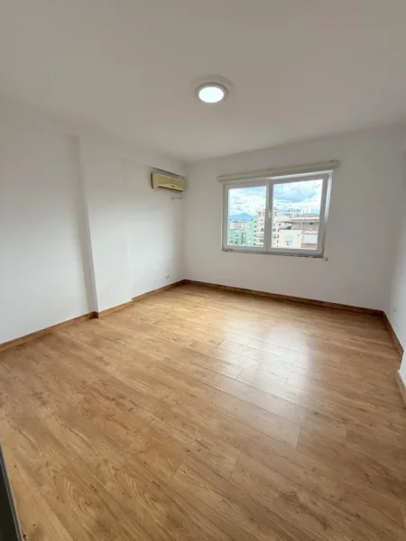 Tirane, shitet apartament 2+1+Ballkon Kati 3, 106 m² (Bllok)