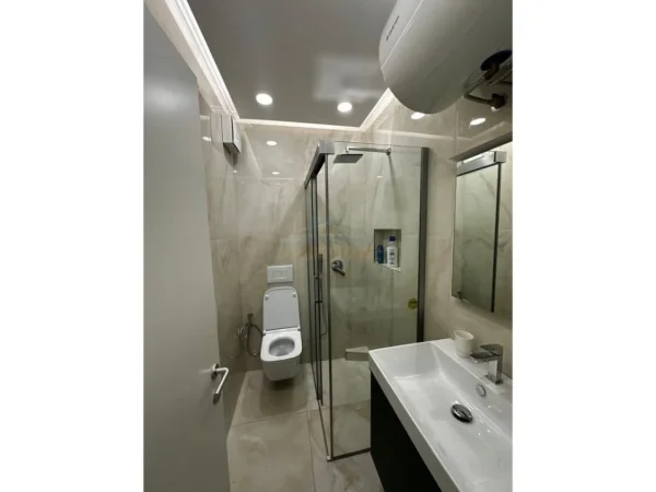Tirane, jepet me qera apartament 3+1 Kati 7, 112 m² 1.400 € (9kateshet)