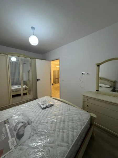 Tirane, jepet me qera apartament 3+1 Kati 3, 500 € (RRUGA 5 MAJI)