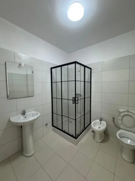 Tirane, jepet me qera apartament 3+1 Kati 3, 500 € (RRUGA 5 MAJI)