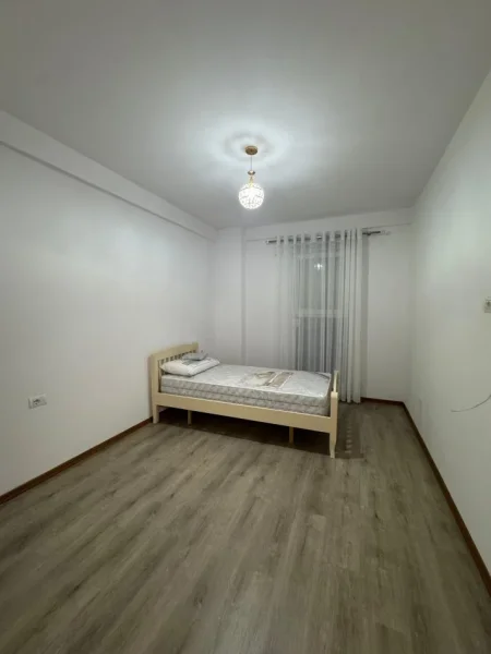Tirane, jepet me qera apartament 3+1 Kati 3, 500 € (RRUGA 5 MAJI)