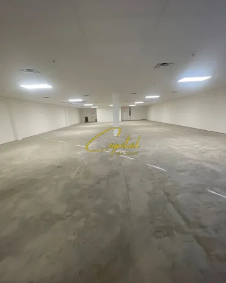 Tirane, jepet me qera magazine Kati 2, 415 m² 900 € (RRUGA E ARBRIT)