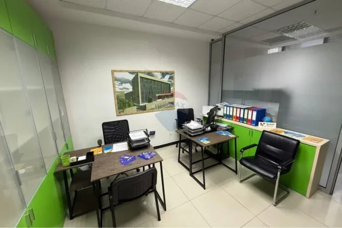 Tirane, jepet me qera zyre Kati 3, 45 m² 600 € (Fakulteti juridik)