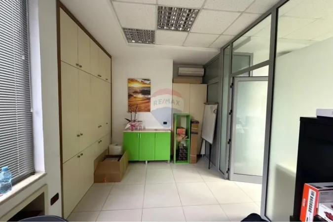 Tirane, jepet me qera zyre Kati 3, 45 m² 600 € (Fakulteti juridik)