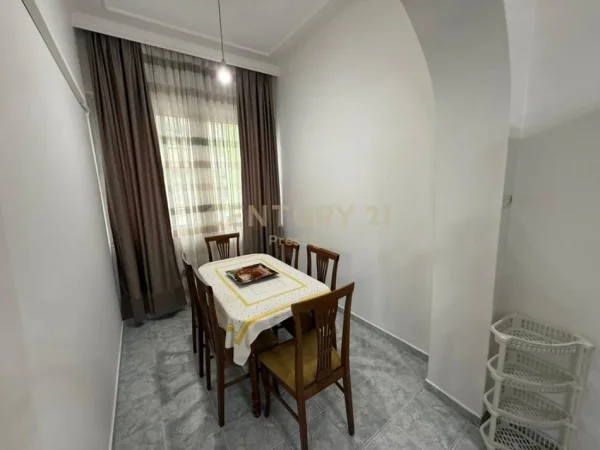 Tirane, jepet me qera apartament 2+1+Ballkon Kati 4, 100 m² 750 € (ish blloku pallatet agimi)