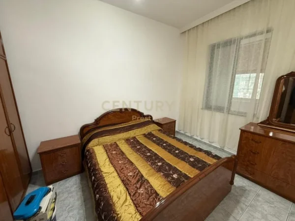 Tirane, jepet me qera apartament 2+1+Ballkon Kati 4, 100 m² 750 € (ish blloku pallatet agimi)