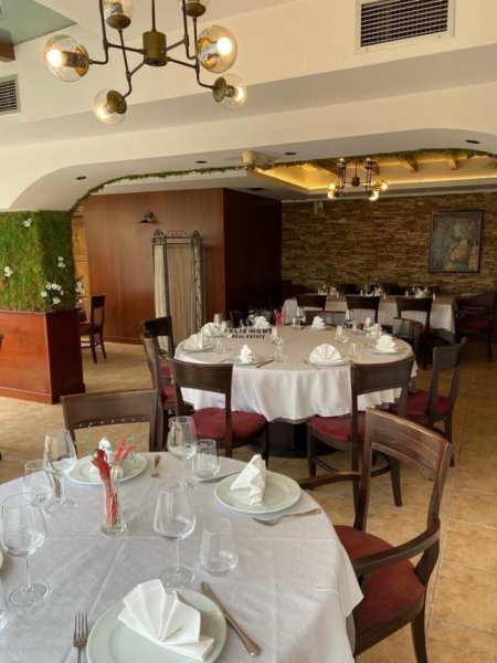 Tirane, jepet me qera bar-resorant Kati 1, 500 m² 5.000 € (BRRYLI)