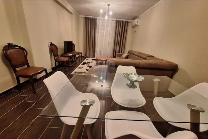 Tirane, jepet me qera 2+1+Ballkon Kati 6, 120 m² 500 € (Pallatet Cabej)