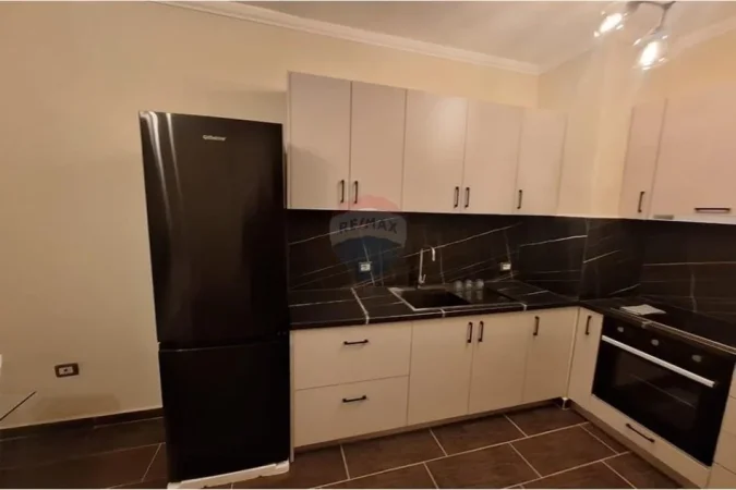 Tirane, jepet me qera 2+1+Ballkon Kati 6, 120 m² 500 € (Pallatet Cabej)