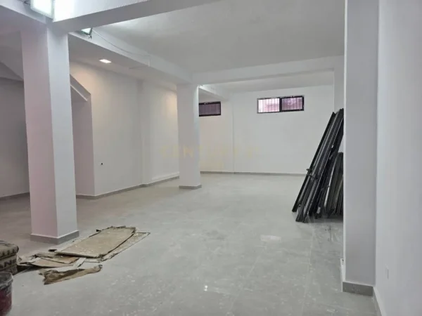 Tirane, jepet me qera ambjent biznesi Kati 0, 117 m² 750 € (21 Dhjetori)