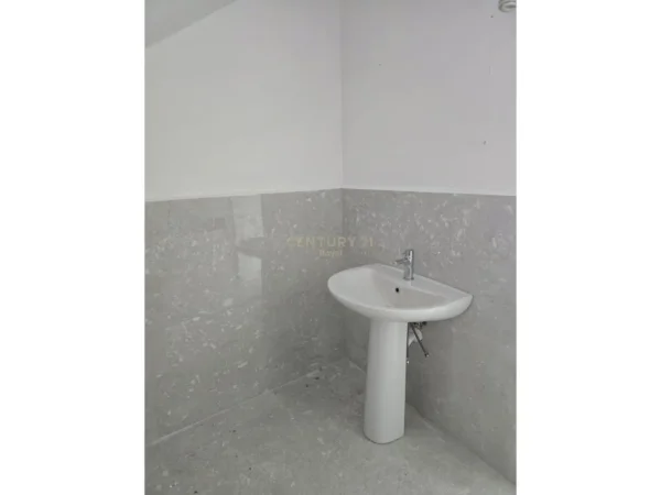 Tirane, jepet me qera ambjent biznesi Kati 0, 117 m² 750 € (21 Dhjetori)