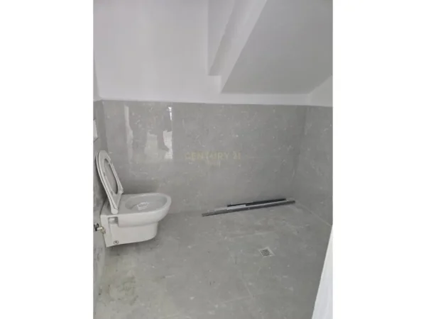 Tirane, jepet me qera ambjent biznesi Kati 0, 117 m² 750 € (21 Dhjetori)