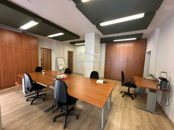 Tirane, jepet me qera ambjent biznesi Kati 3, 120 m² 1.700 € (SHALLVARET)