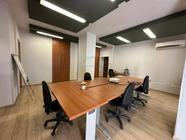 Tirane, jepet me qera ambjent biznesi Kati 3, 120 m² 1.700 € (SHALLVARET)