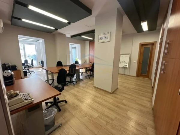 Tirane, jepet me qera ambjent biznesi Kati 3, 120 m² 1.700 € (SHALLVARET)