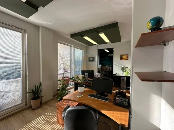 Tirane, jepet me qera ambjent biznesi Kati 3, 120 m² 1.700 € (SHALLVARET)