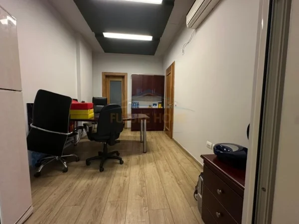 Tirane, jepet me qera ambjent biznesi Kati 3, 120 m² 1.700 € (SHALLVARET)