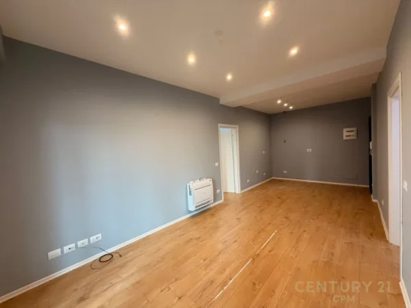 Tirane, jepet me qera ambjent biznesi Kati 7, 110 m² 1.000 € (Rruga e Kavajes)