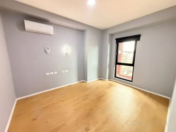 Tirane, jepet me qera ambjent biznesi Kati 7, 110 m² 1.000 € (Rruga e Kavajes)