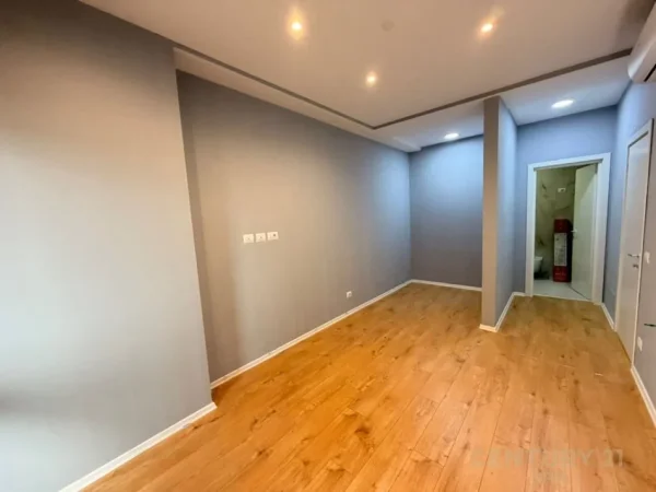 Tirane, jepet me qera ambjent biznesi Kati 7, 110 m² 1.000 € (Rruga e Kavajes)