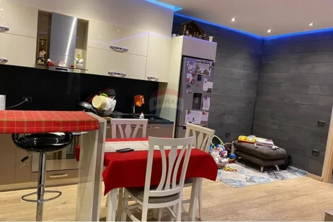 Tirane, jepet me qera apartament 2+1+Ballkon Kati 4, 102 m² 500 € (Pallatet Cabej)