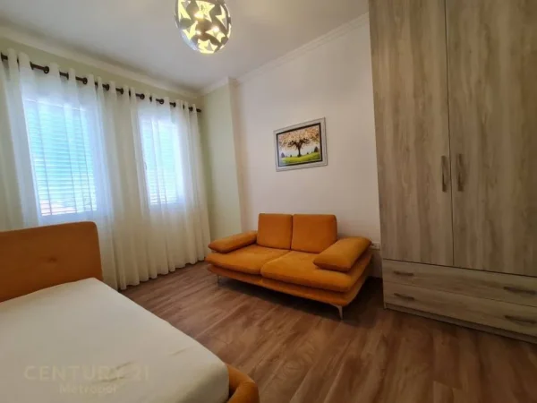 Tirane, jepet me qera apartament 1+1 Kati 3, 123 m² 700 € (Selite)