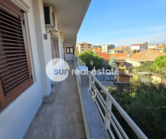 Shkoder, jepet me qera Vile 3 Katshe Kati 2, 150 m² 800 € (QENDER)