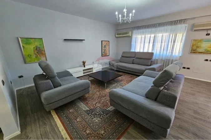 Tirane, jepet me qera apartament 3+1+Ballkon Kati 3, 143 m² 1.000 € (Garda)