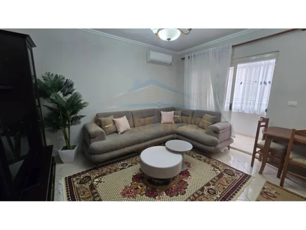 Tirane, jepet me qera apartament 1+1 Kati 2, 62 m² 450 € (XHAMLLIKU)