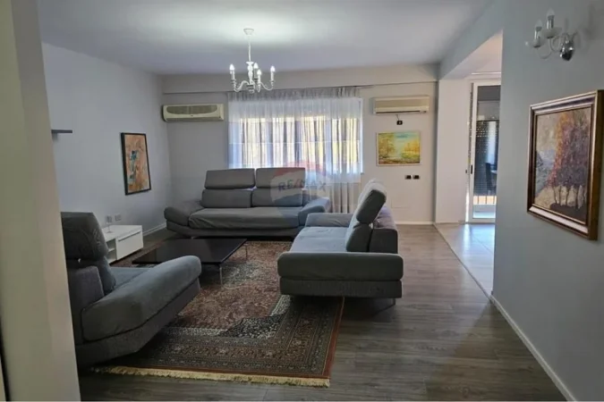 Tirane, jepet me qera apartament 3+1+Ballkon Kati 3, 143 m² 1.000 € (Garda)