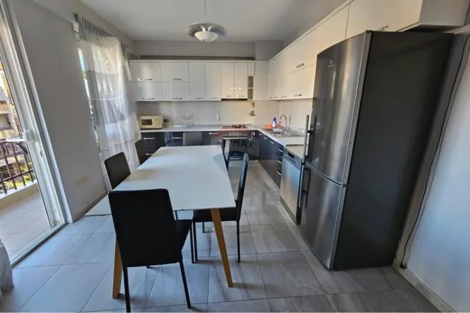 Tirane, jepet me qera apartament 3+1+Ballkon Kati 3, 143 m² 1.000 € (Garda)