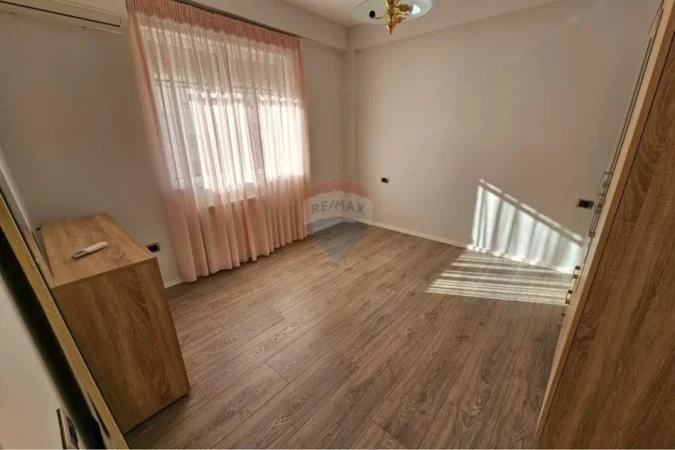 Tirane, jepet me qera apartament 3+1+Ballkon Kati 3, 143 m² 1.000 € (Garda)