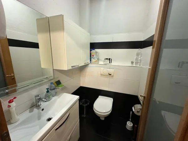 Tirane, jap me qera ambjent biznesi Kati 3, 120 m² 1.700 € (QENDER)