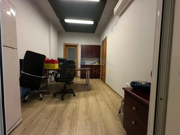 Tirane, jap me qera ambjent biznesi Kati 3, 120 m² 1.700 € (QENDER)