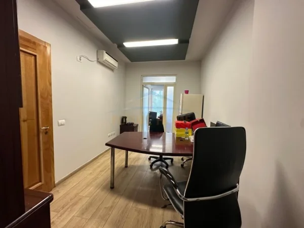 Tirane, jap me qera ambjent biznesi Kati 3, 120 m² 1.700 € (QENDER)