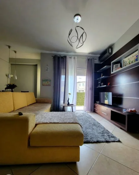Tirane, jepet me qera apartament 1+1+Ballkon Kati 2, 75 m² 500 € (ALI DEMI)