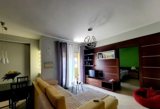 Tirane, jepet me qera apartament 1+1+Ballkon Kati 2, 75 m² 500 € (ALI DEMI)