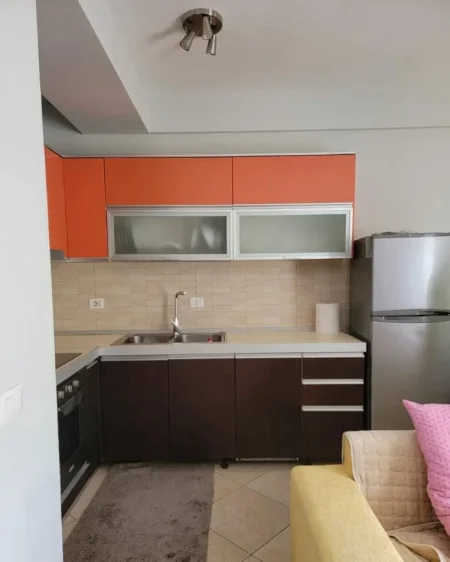 Tirane, jepet me qera apartament 1+1+Ballkon Kati 2, 75 m² 500 € (ALI DEMI)