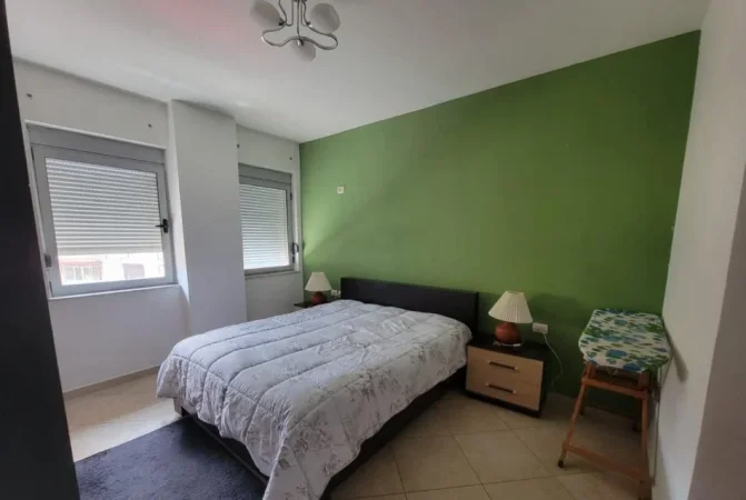 Tirane, jepet me qera apartament 1+1+Ballkon Kati 2, 75 m² 500 € (ALI DEMI)