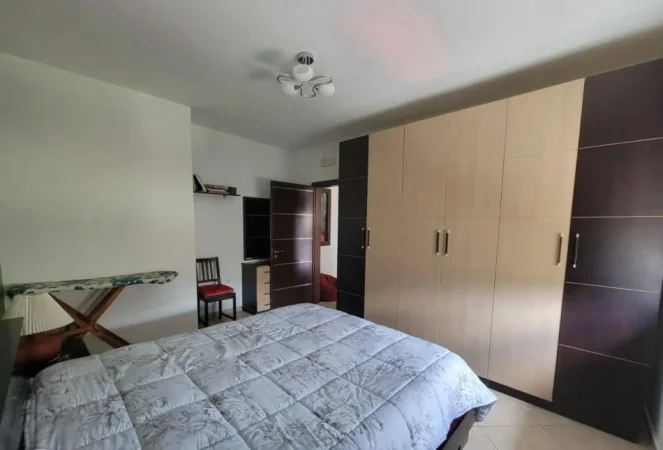 Tirane, jepet me qera apartament 1+1+Ballkon Kati 2, 75 m² 500 € (ALI DEMI)