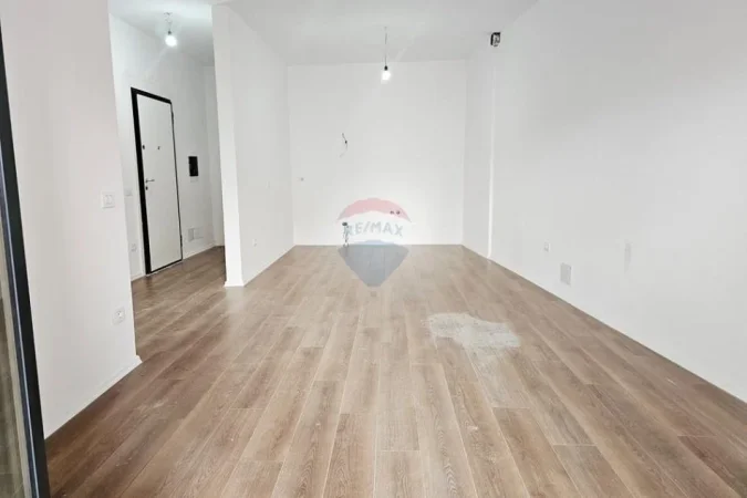 Tirane, jepet me qera zyre Kati 4, 90 m² 1.200 € (Galeri Roma RRuga e Kavajes)