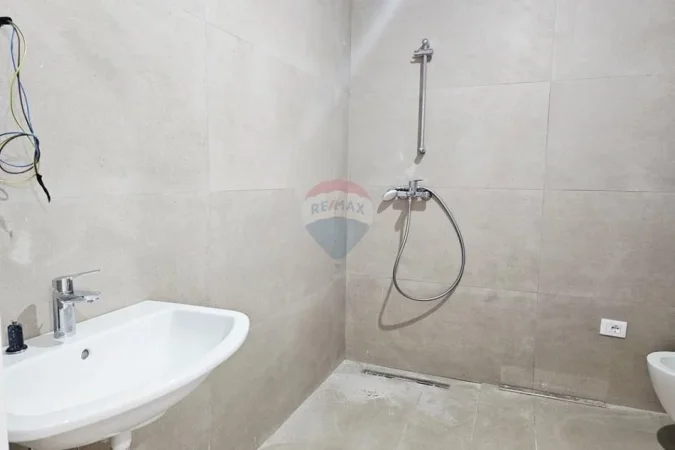 Tirane, jepet me qera zyre Kati 4, 90 m² 1.200 € (Galeri Roma RRuga e Kavajes)